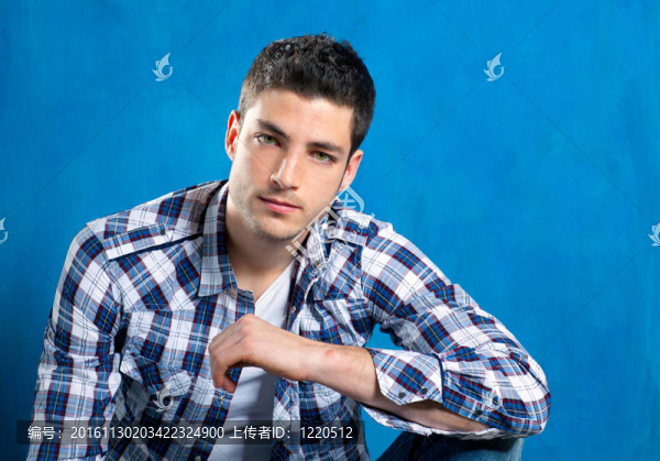 年輕英俊的男子在藍(lán)色格子襯衫