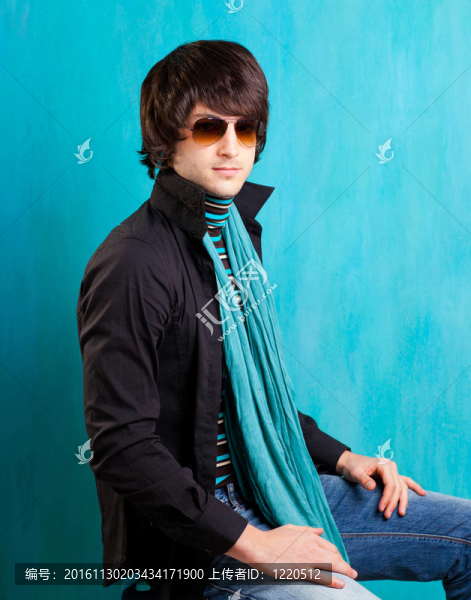 英國獨立流行搖滾復古的看臀部的年輕人