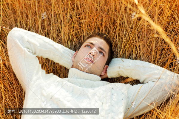 秋冬季男子肖像鋪設在金草