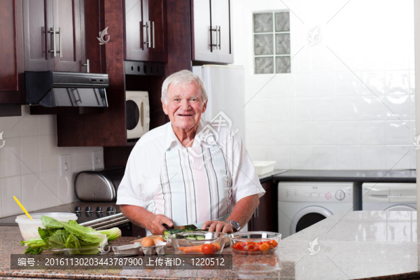 快樂(lè)的高級(jí)男人準(zhǔn)備食物
