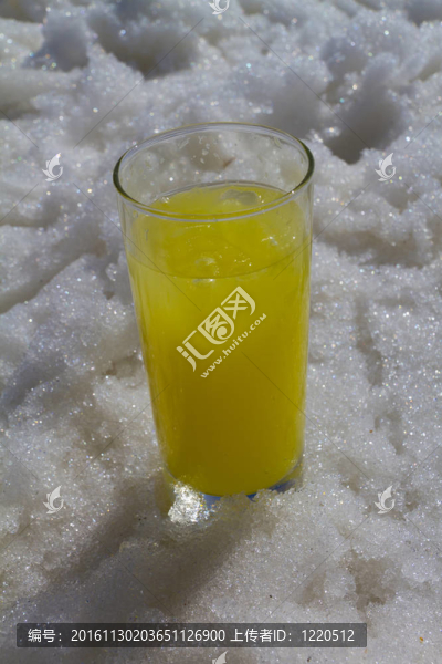 雪中的檸檬水