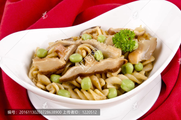 在一個(gè)碗里做意大利面沙拉