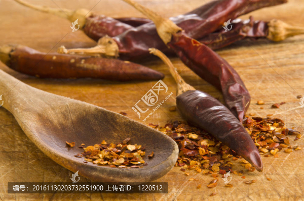 木制勺子上的辣椒片