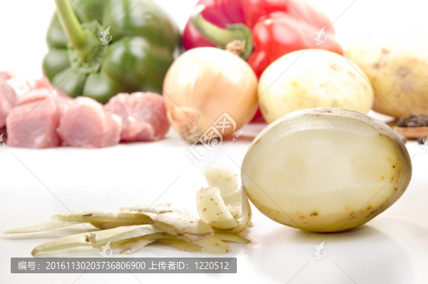 去皮土豆和蔬菜