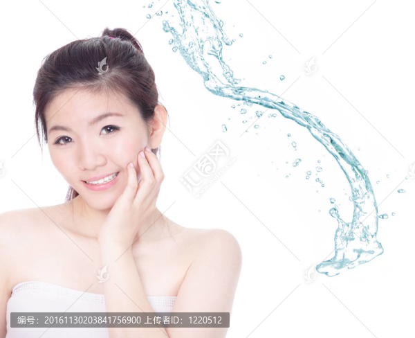 年輕女子臉上帶著飛濺的護(hù)膚露