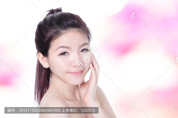 女孩微笑面對(duì)親密和手觸摸臉