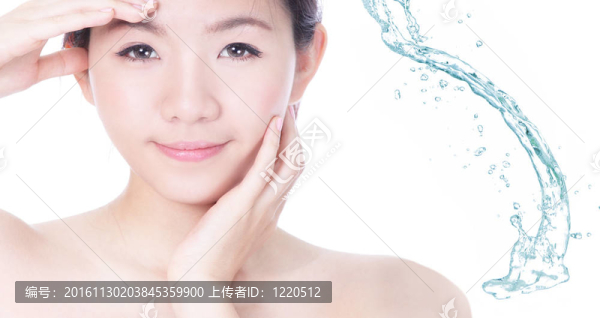 年輕女子臉上帶著飛濺的護膚露