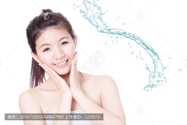 年輕女子臉上帶著飛濺的護(hù)膚露