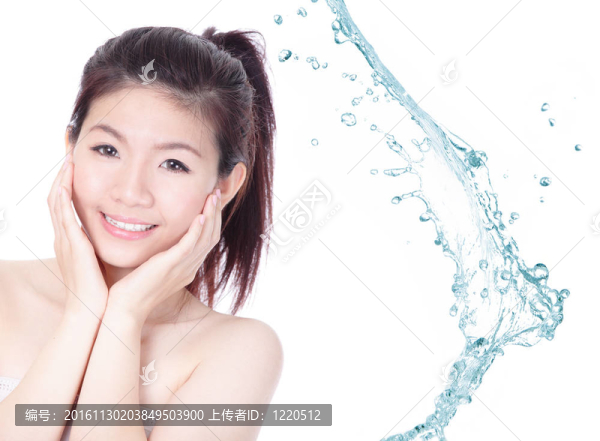 年輕女子臉上帶著飛濺的護膚露