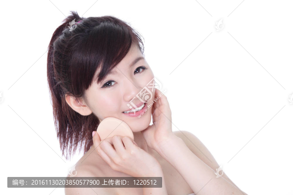 女人用化妝海綿面帶微笑