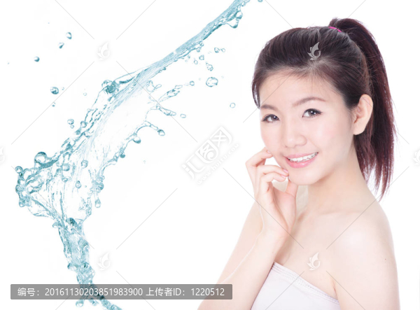 年輕女子臉上帶著飛濺的護(hù)膚露