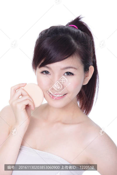 女人用化妝海綿面帶微笑