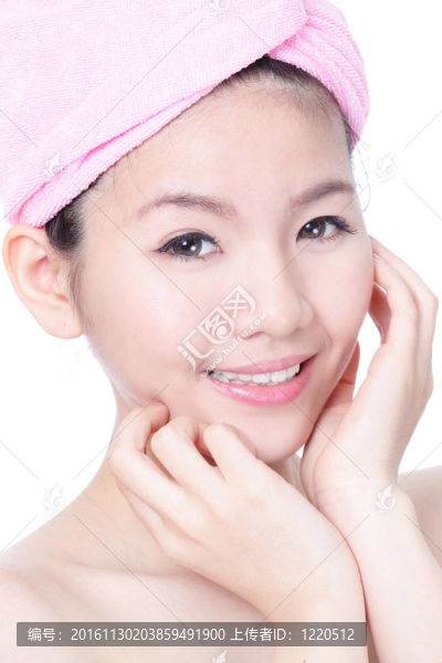 年輕女孩微笑后沐浴后臉上的肖像