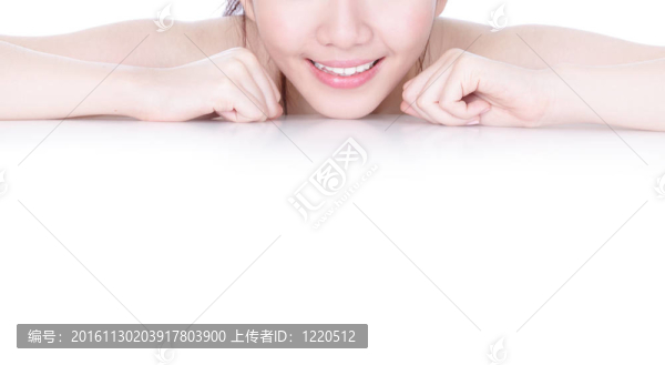 閉上一個(gè)微笑的女孩
