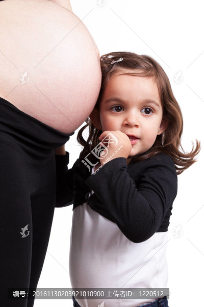 幸福的女兒抱著她懷孕的媽媽肚子