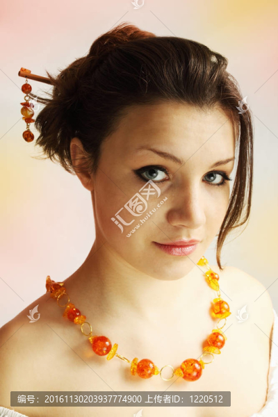 琥珀項(xiàng)鏈中的女人