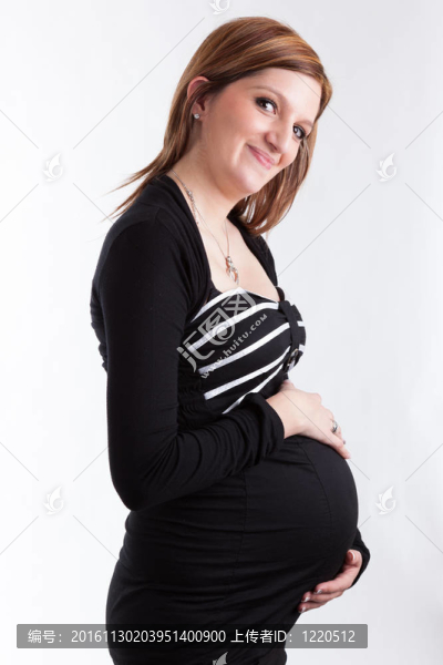 年輕的白人女子微笑了