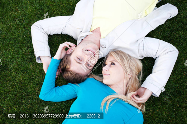 年輕夫婦躺在草地上的愛