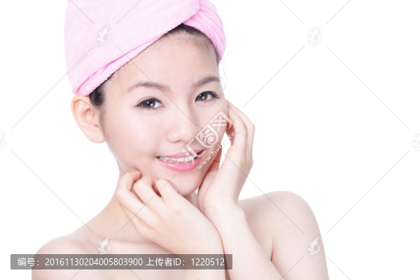 年輕女孩微笑后沐浴后臉上的肖像