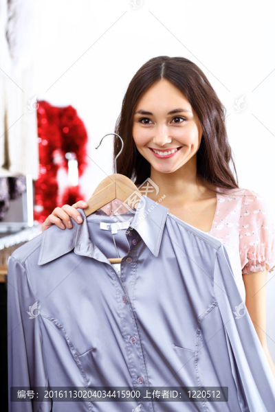 年輕女人在商店里買衣服