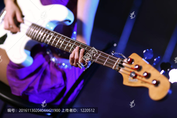 年輕吉他演奏者在夜總會(huì)表演
