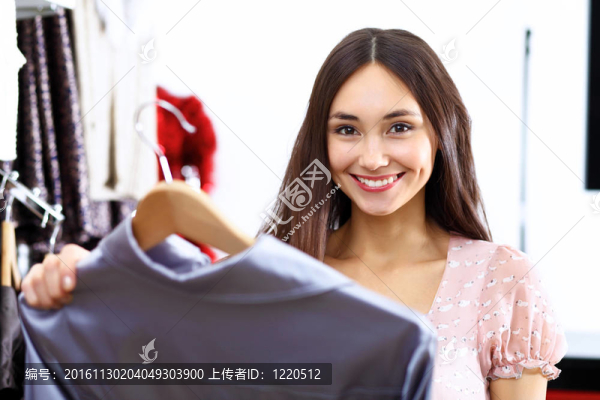 年輕女人在商店里買衣服