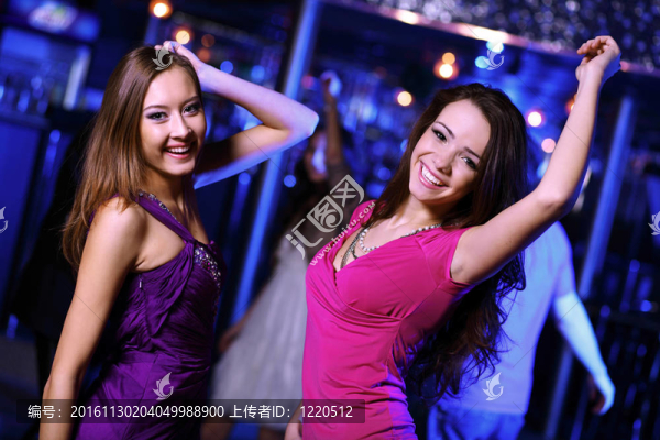 年輕女子在夜總會(huì)迪斯科玩