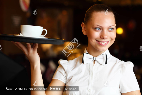 年輕女服務(wù)員拿著托盤的肖像