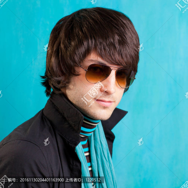 英國獨(dú)立流行搖滾復(fù)古的看臀部的年輕人