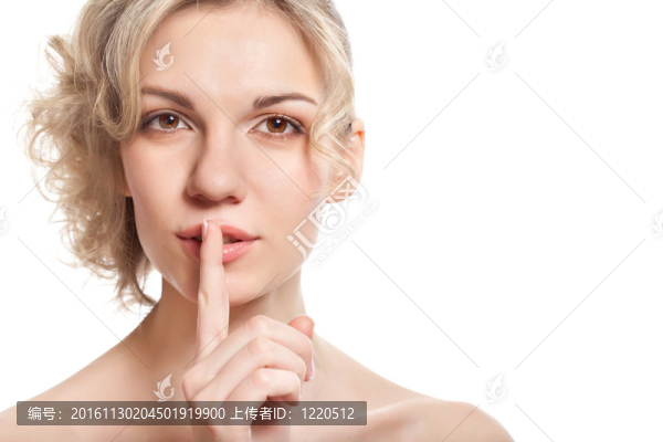 年輕的女人用一根手指靠近她的嘴唇