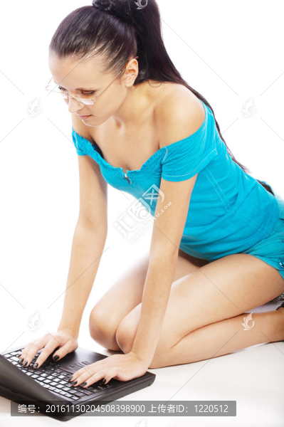 漂亮的女人在筆記本電腦上工作