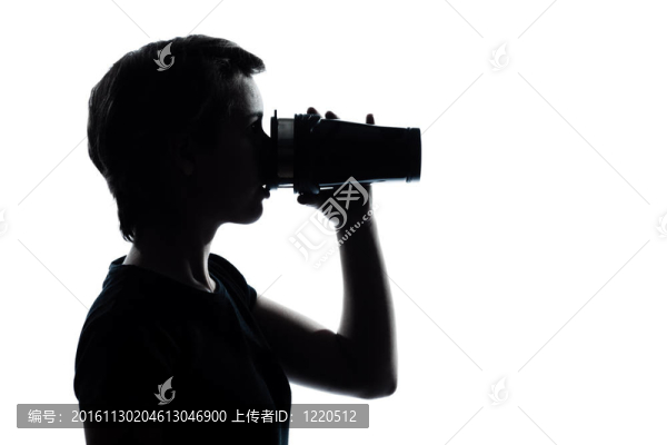 一個白人少年喝酒在隨身旅行剪影的男孩或女孩的肖像工作室把孤立在白色背景