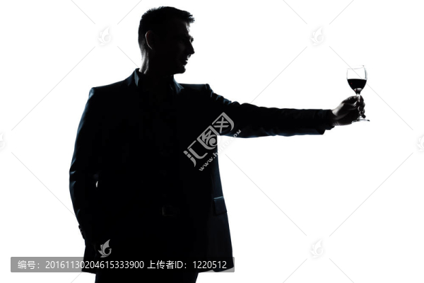 男人起來烤他的杯紅葡萄酒
