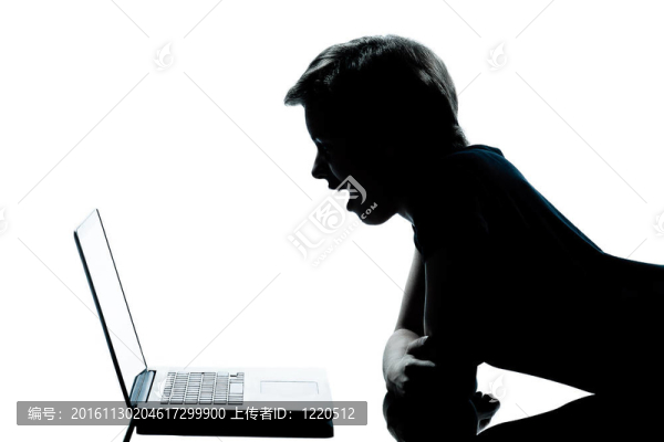 一個(gè)白人少年少年剪影男女孩驚訝的肖像在工作室裁剪出孤立的白色背景
