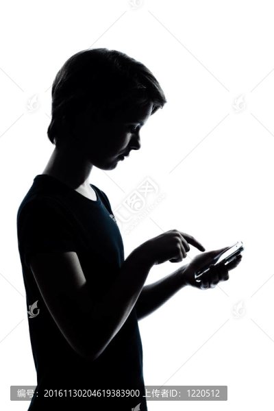 一個白人少年剪影的男孩或女孩的可視電話的視頻游戲的肖像工作室把孤立在白色背景