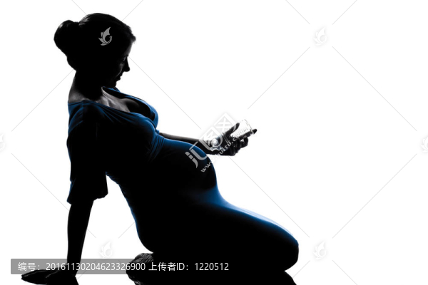 孕婦坐著抱瓶