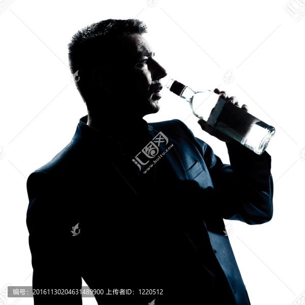 男子酒后倒空的酒精botlle剪影