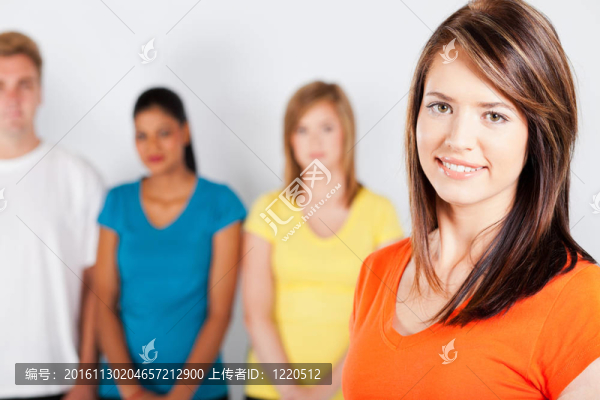 年輕女子站在一群人面前
