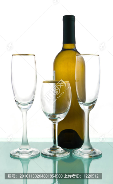 空瓶子和玻璃杯