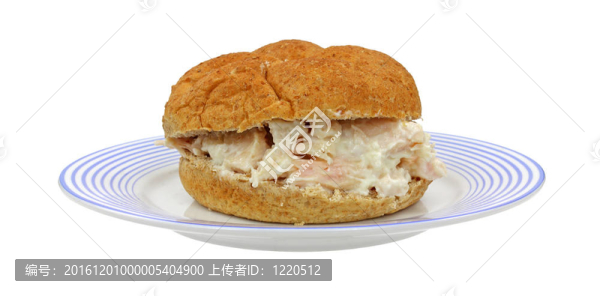藍(lán)色條紋板上的雞肉三明治