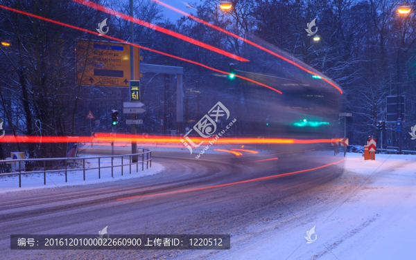 暴風(fēng)雪中的街道交通