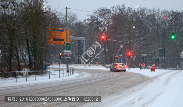 暴風(fēng)雪中的街道交通
