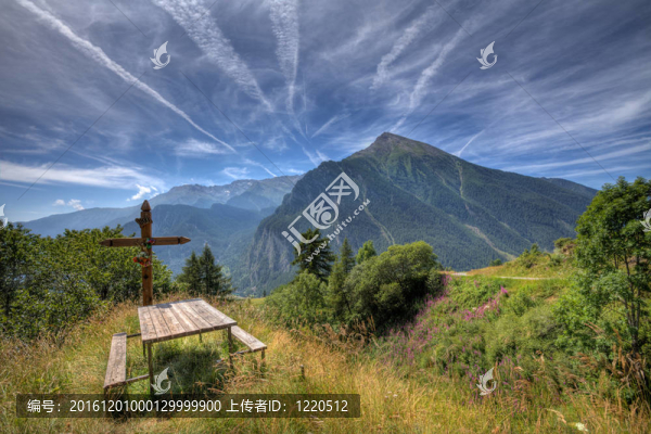 高山草甸上的木十字架。