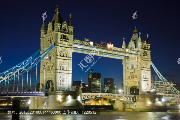 夜間塔橋；倫敦