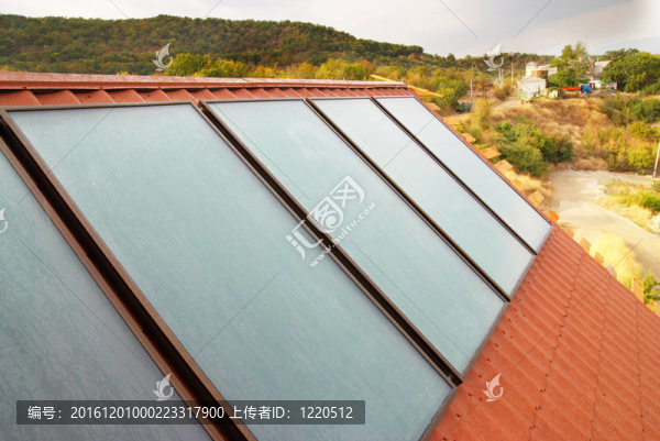 太陽能電池板（geliosystem）在房頂上。