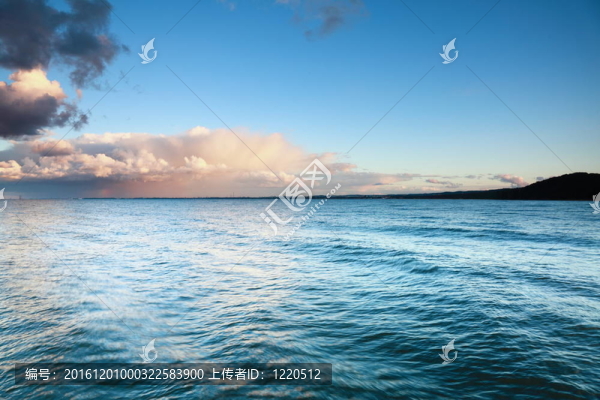天空蔚藍(lán)的大海；風(fēng)暴；風(fēng)暴