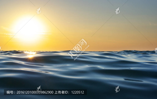 日落的波浪。