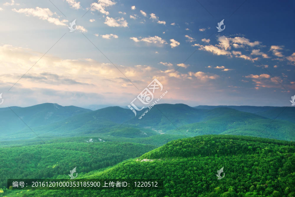 綠色的山山