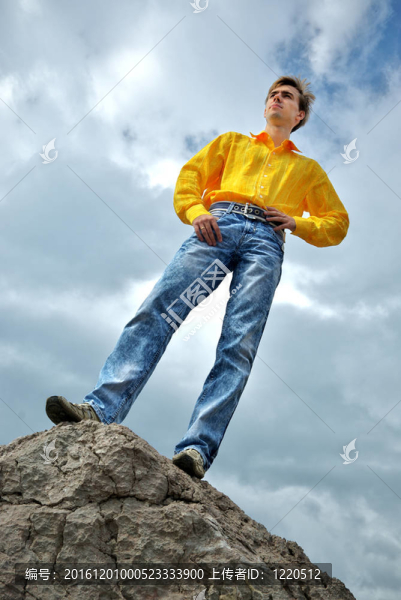 穿黃色襯衫的男人