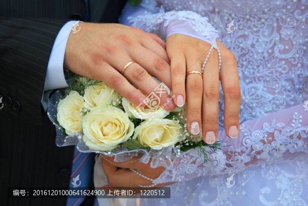 手的新婚夫婦